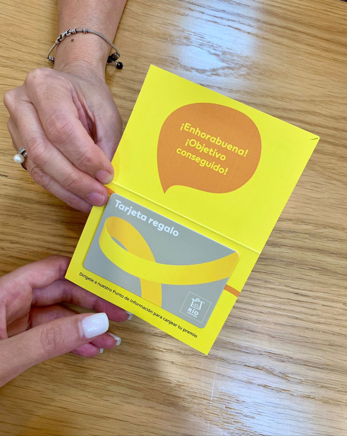 Una de las 35 tarjetas escondidas con un valor de entre 25 y 300 euros. ENA