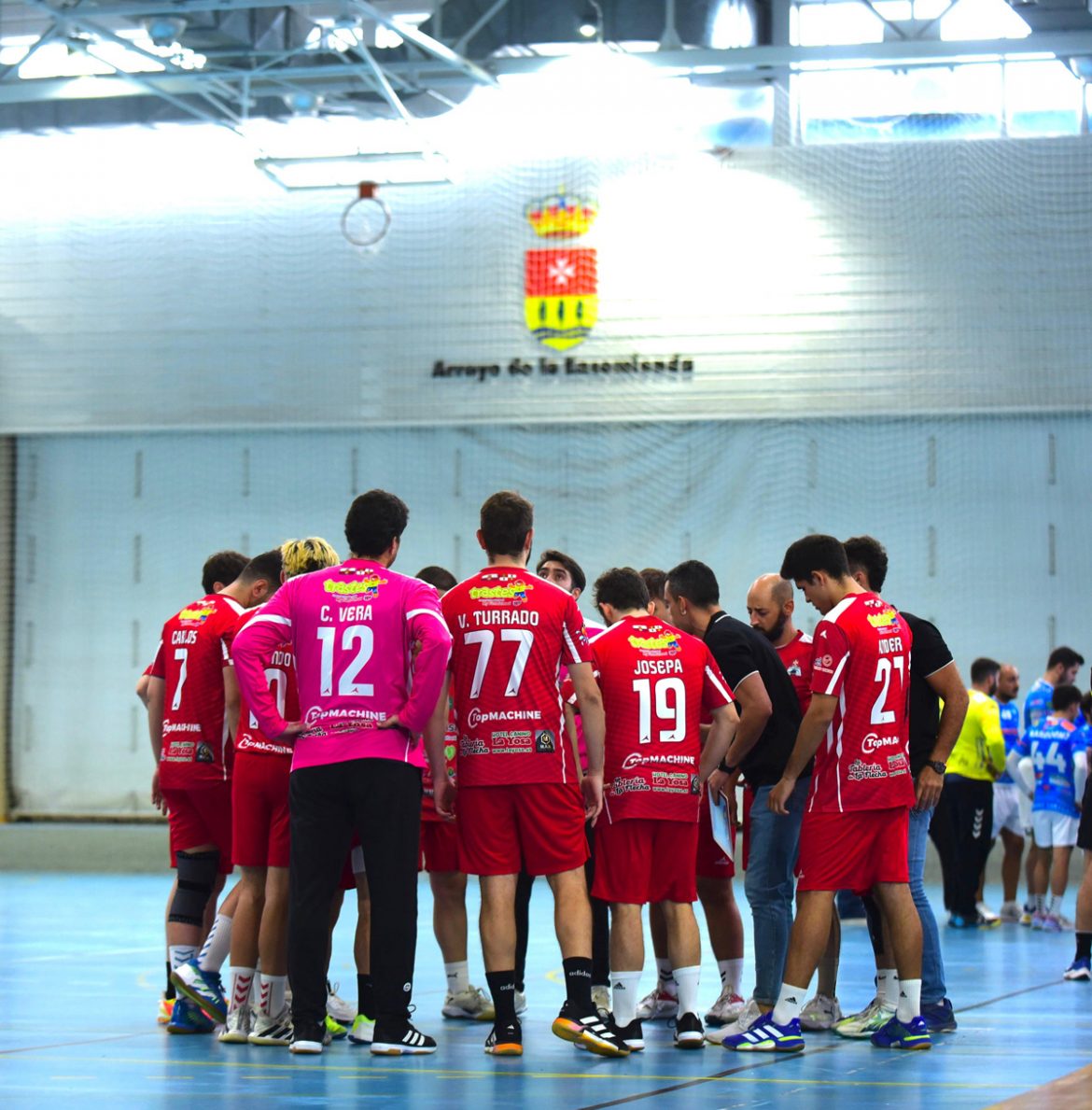 Un equipo del Club Balonmano Arroyo antes de disputar un partido. ENA