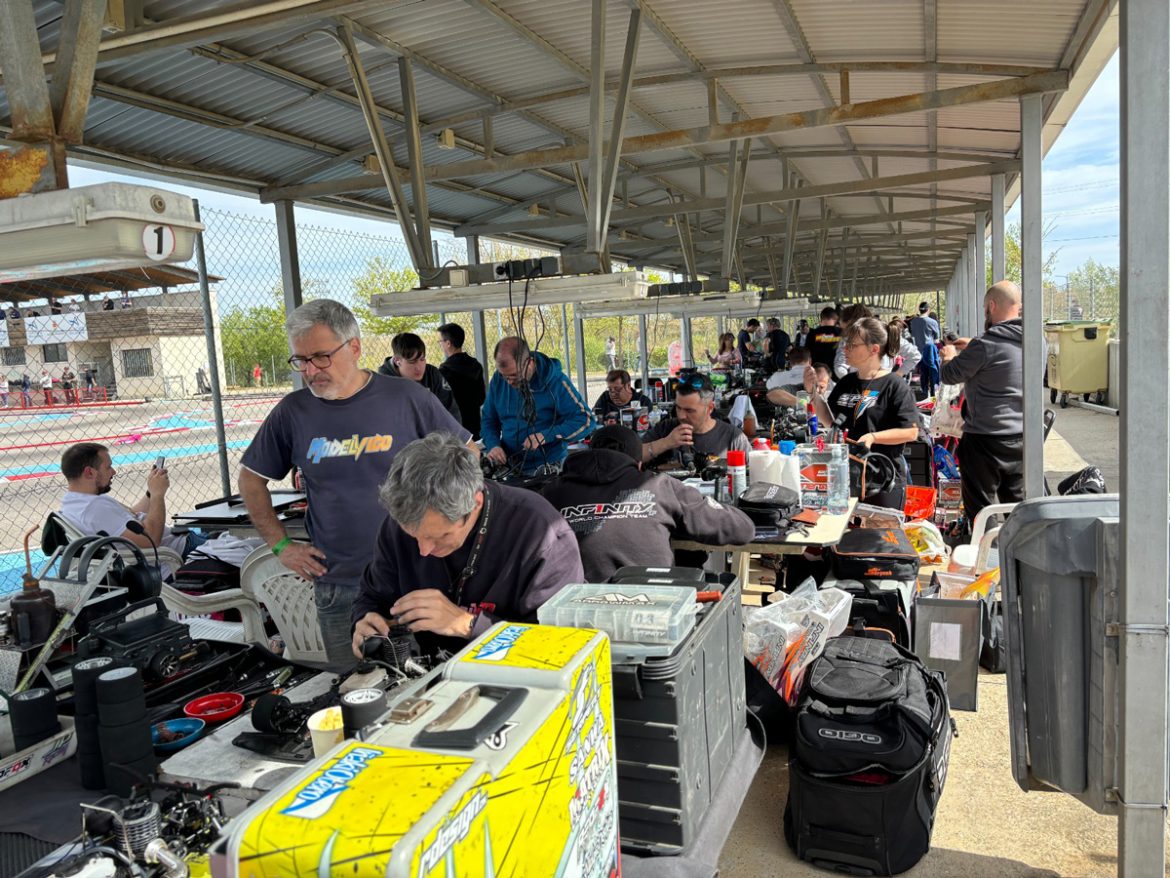 Puesta a punto de los coches de los participantes durante una prueba. ENA