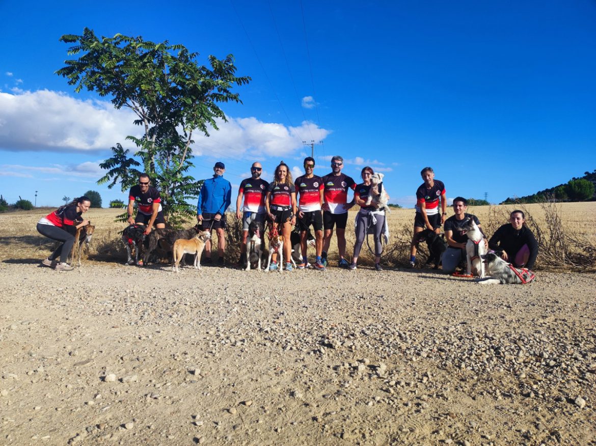 Miembros del Club Mushing Arroyo durante un entrenamiento. ENA