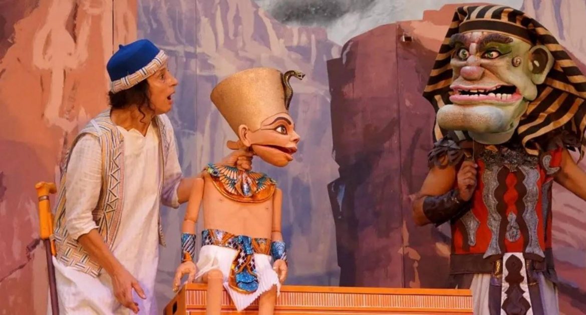 Dos de los personajes de la obra 'Tutankamon, el niño faraón’ durante la función