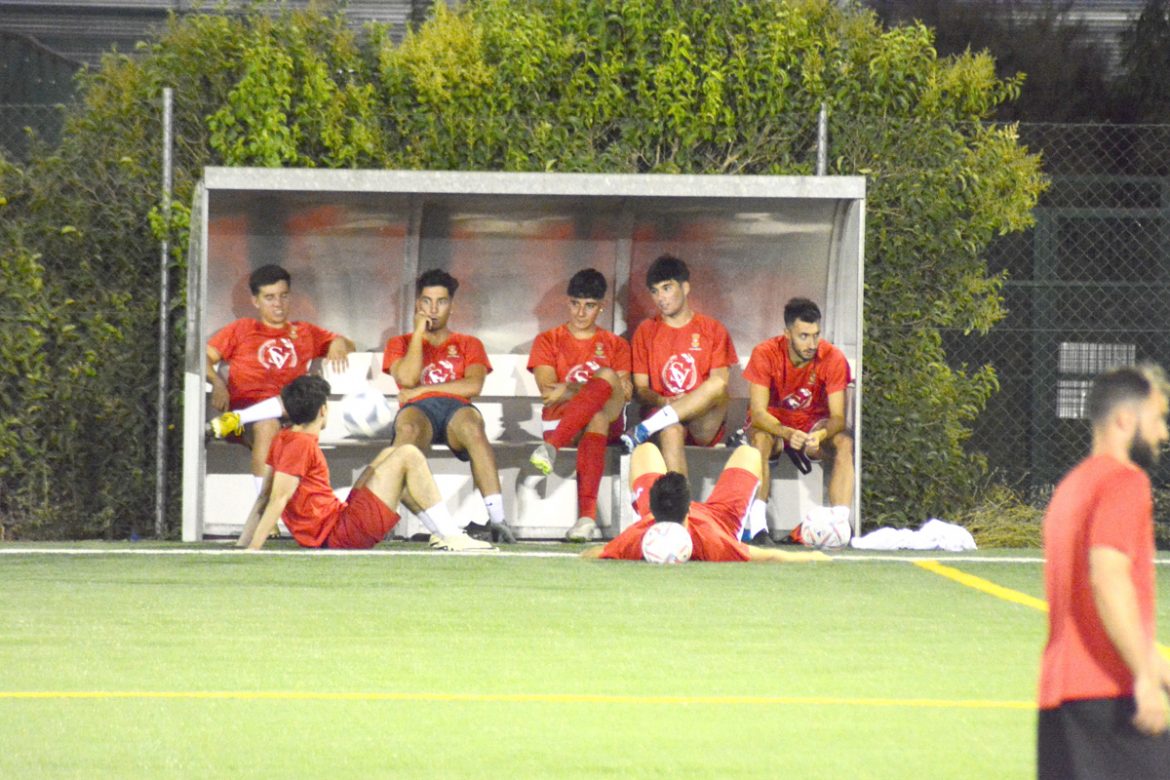 Los jugadores del U. D. Arroyo en el banquillo durante un partido de pretemporada. ENA