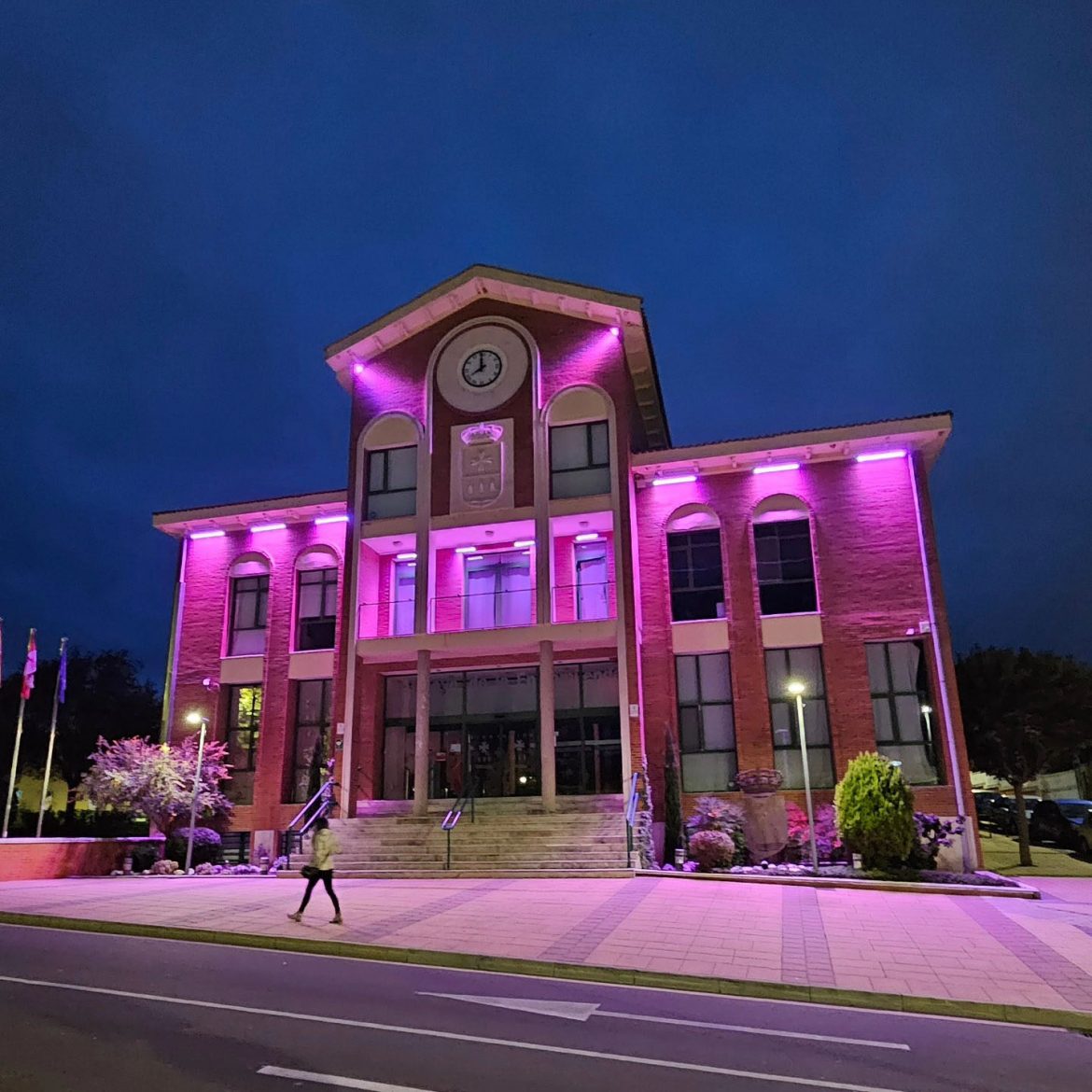 El ayuntamiento de Arroyo iluminado. ENA