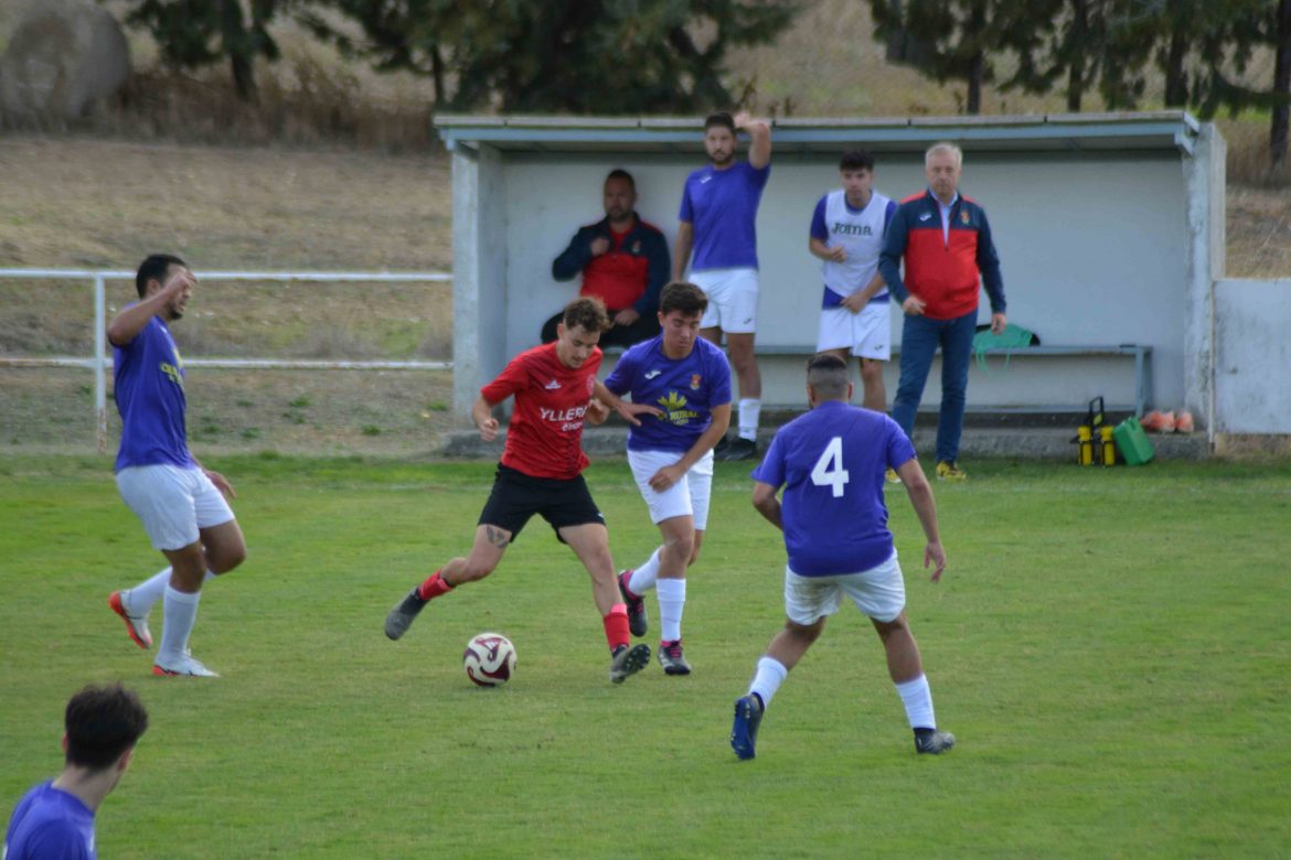 Un jugador del Unión Arroyo disputando el balón en Rueda. ENA