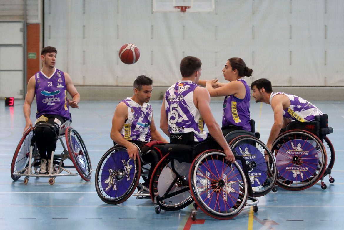 Los jugadores del Aliados en el polideportivo de La Flecha. ENA