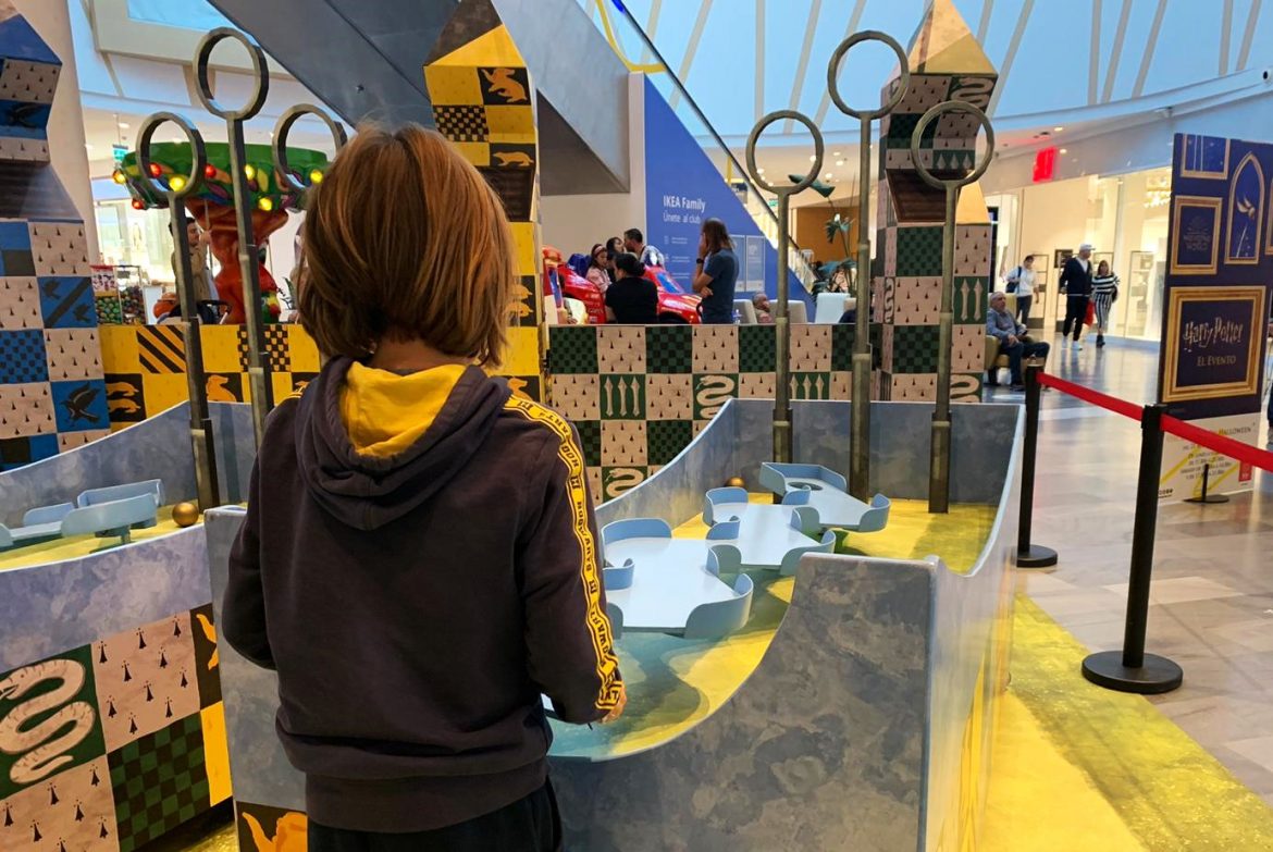 Un visitante probando sus habilidades en el campo de Quidditch. ENA