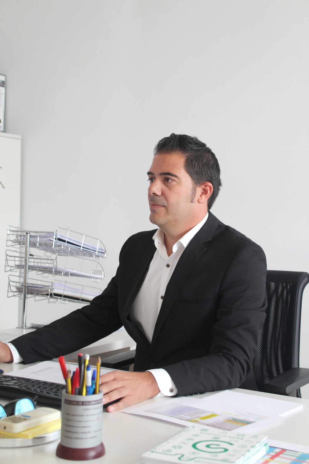 Alberto Centenero, en su despacho de la Casa de Cultura. ENA