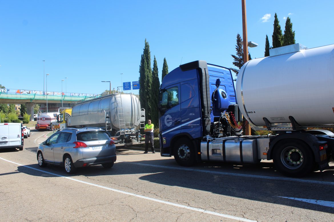 El paso de camiones en la rotonda bajo la VA-30 se ha incrementando