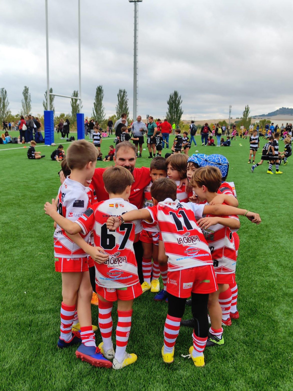Jóvenes deportistas durante la concentración de escuelas de rugby en los campos de Sotoverde . ENA