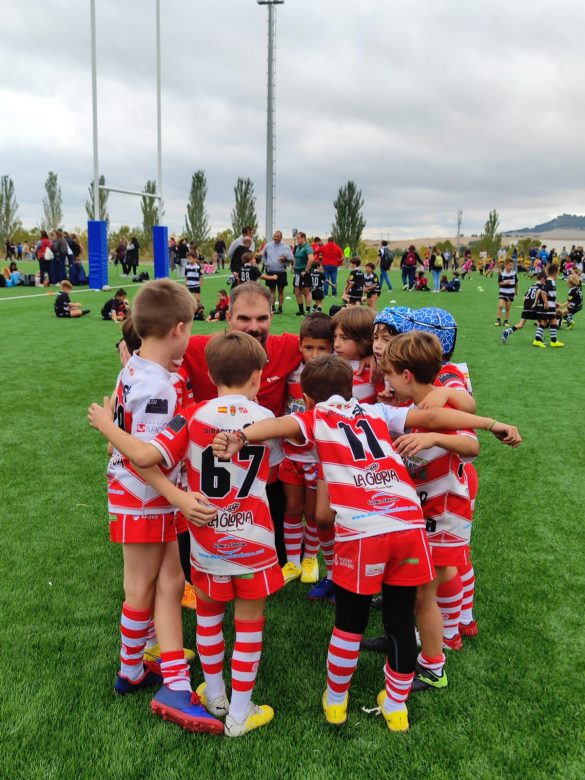 Jóvenes deportistas durante la concentración de escuelas de rugby en los campos de Sotoverde . ENA