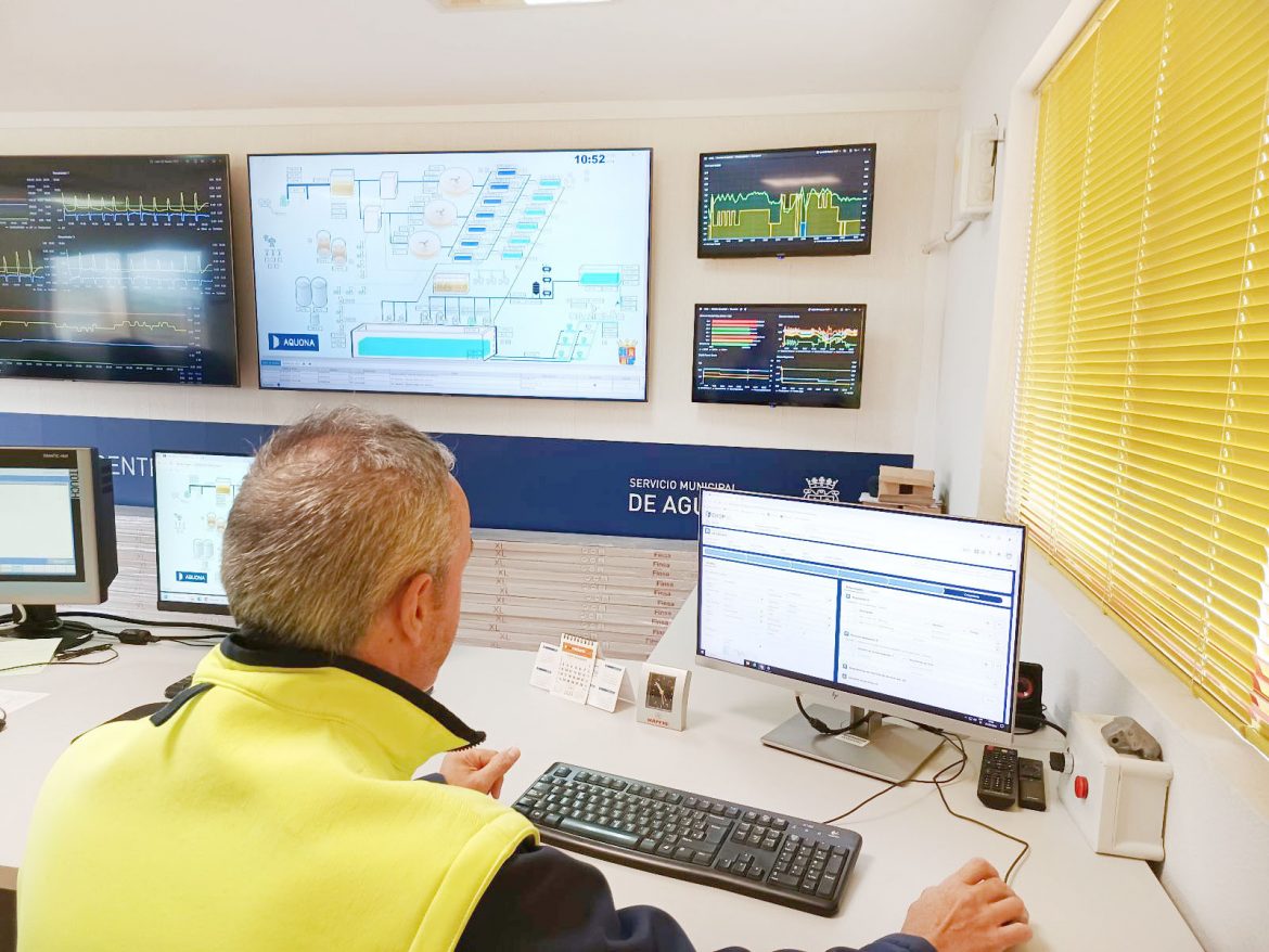 Un trabajador de Aquona gestiona la aplicación. ENA