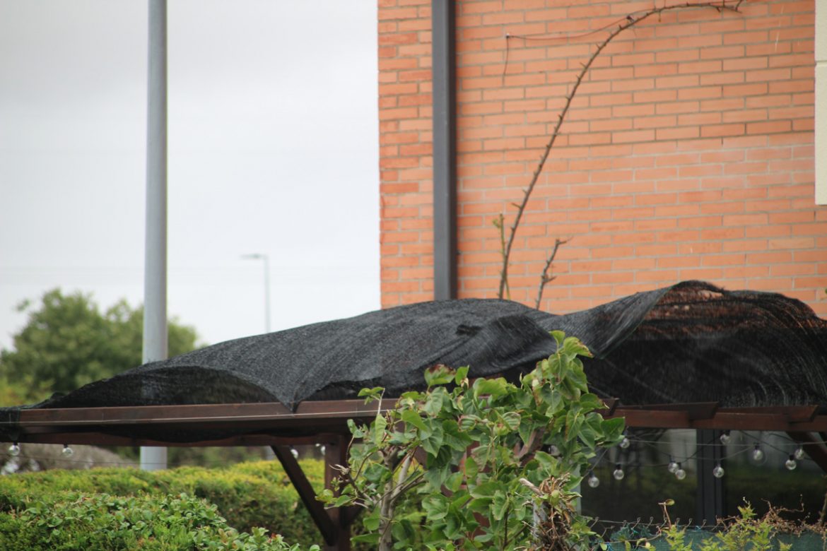 Toldo de un domicilio de La Flecha azotado por los fuertes vientos. ENA