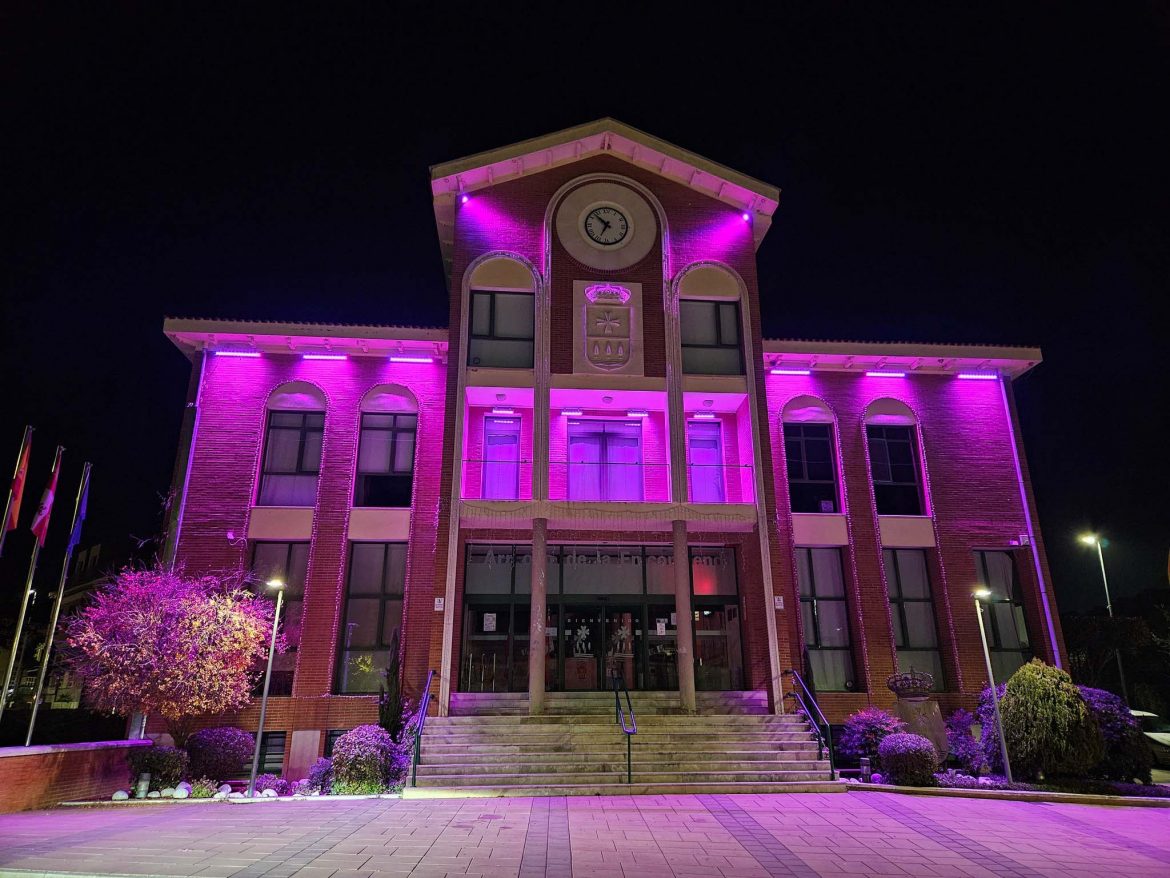 Ayuntamiento de Arroyo iluminado de morado por el 25N
