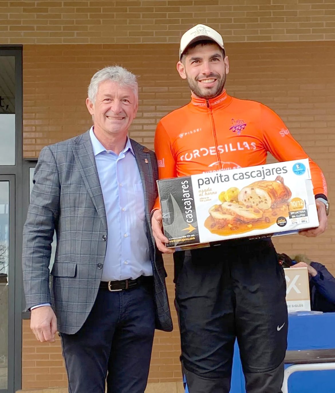 El campeón de la pasada edición recibe el premio de manos del alcalde. ENA