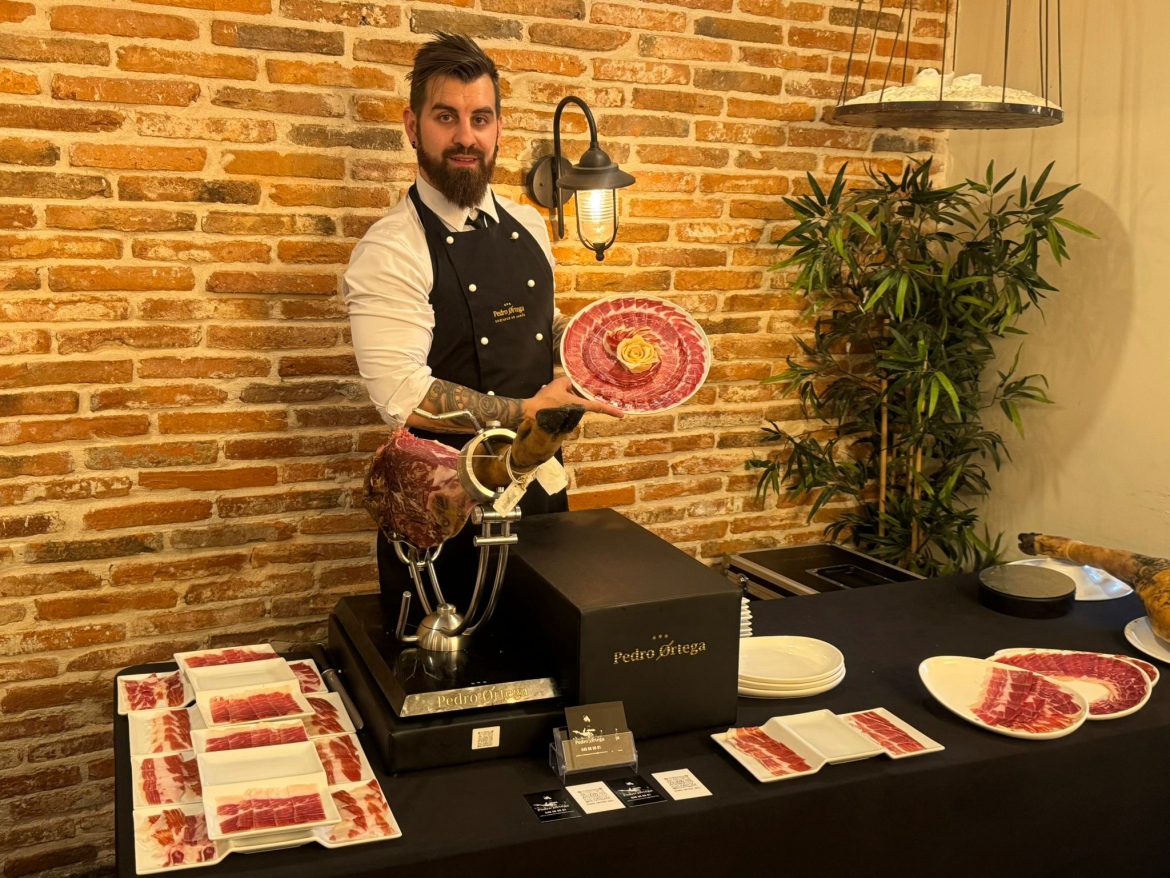 Pedro Ortega presentando un plato de jamón. ENA