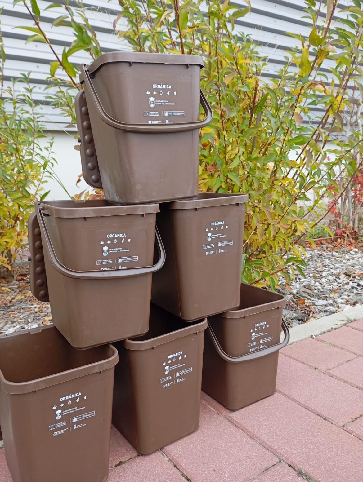 Seis, de los diez mil mini-contenedores que se repartirán en Arroyo. ENA