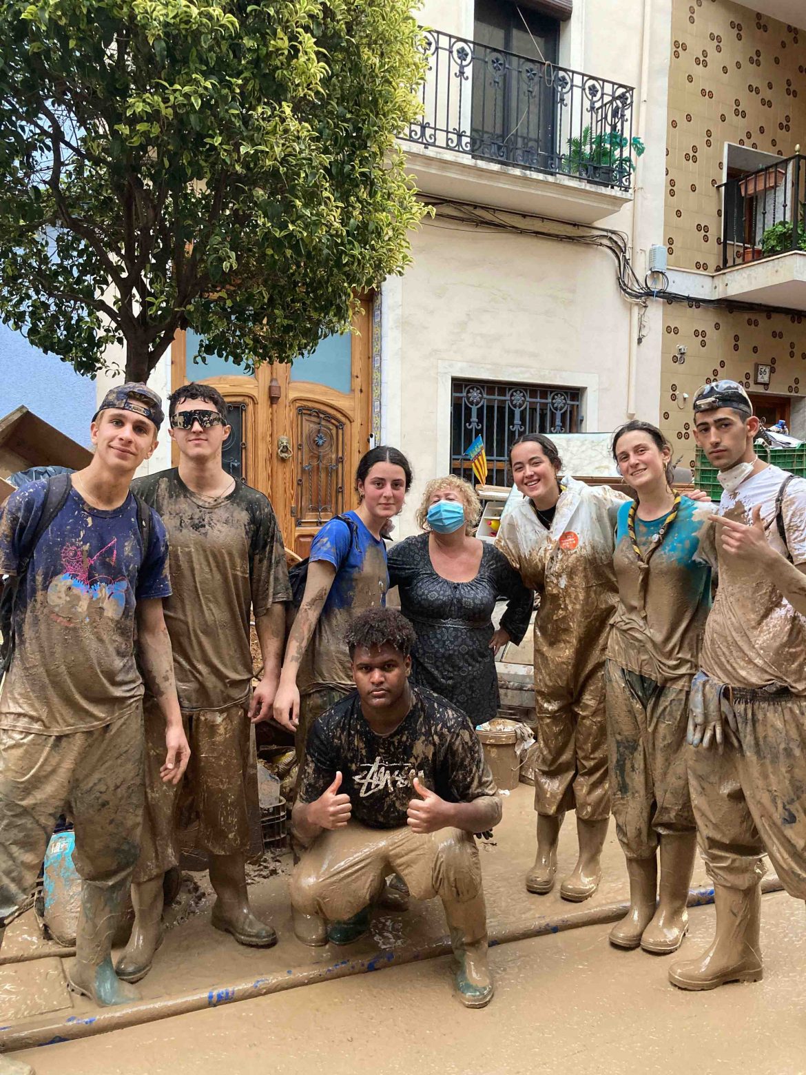 Los jóvenes con Dora, una vecina, que se volcó con el grupo de Arroyo en Algemesí. ELENA GORDO