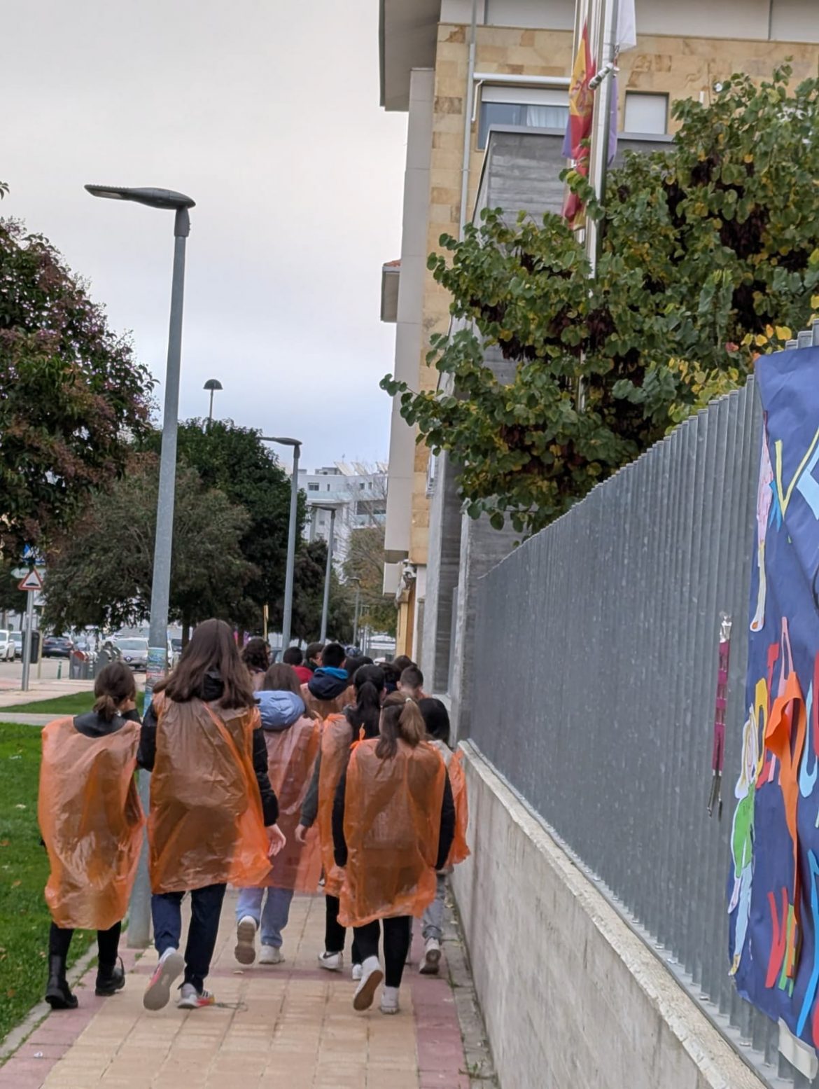 Un grupo de alumnos recorre el perímetro del Atenea en solidaridad con los enfermos de leucemia infantil. ENA