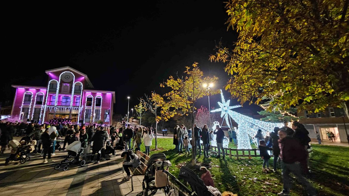 La plaza de España de Arroyo con el 'Nacimiento' y el Ayuntamiento iluminado