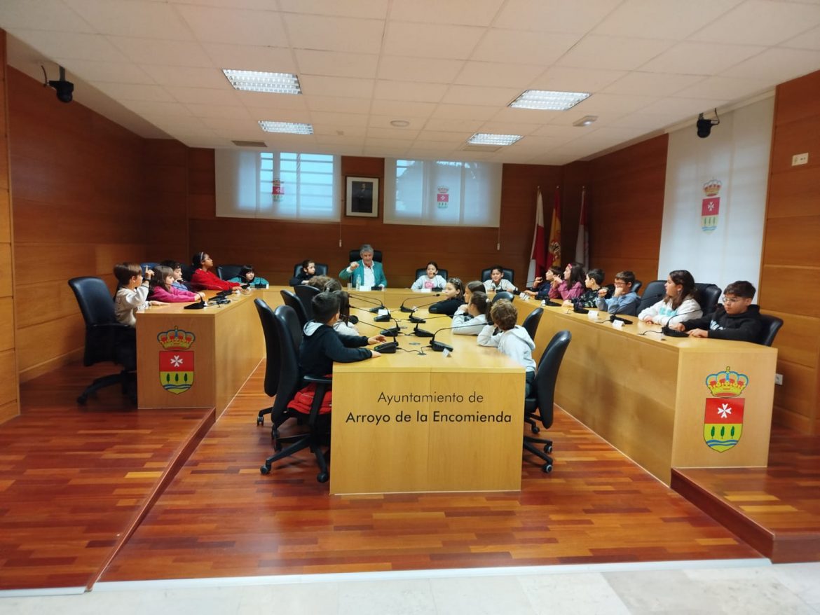 Los escolares compartieron con el alcalde sus inquietudes en el salón de Plenos municipal. ENA