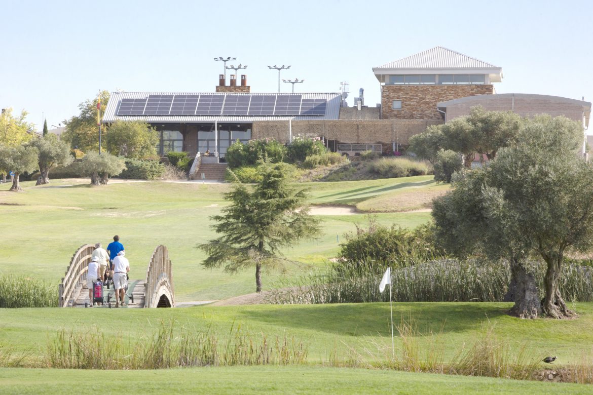 Campo de golf, con el edificio de la cafetería al fondo. ENA