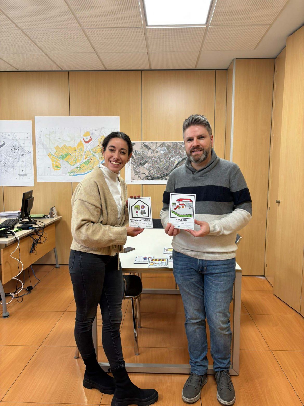 La concejal de Familia e Igualdad de Oportunidades, María Ramajo muestra los carteles en su despacho. ENA