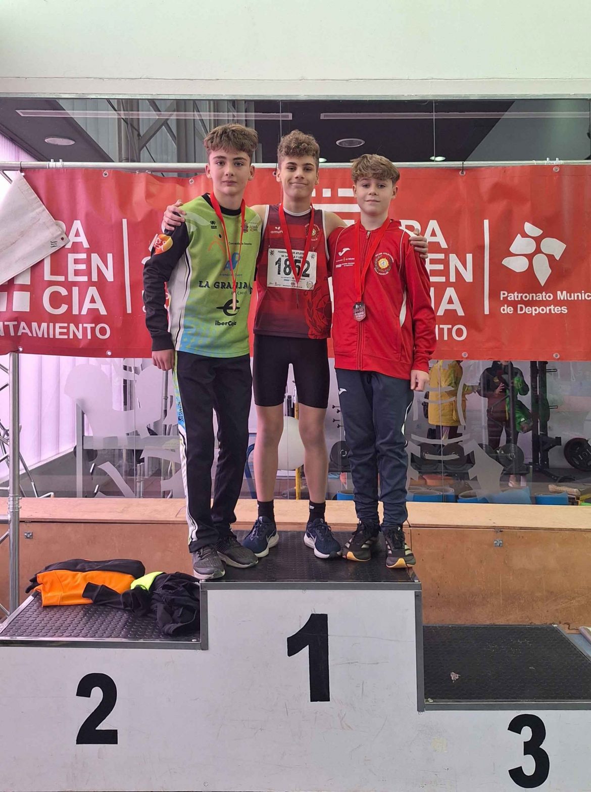 Pablo Barriuso en lo más alto del podio, con la medalla de oro en salto con pértiga. ENA