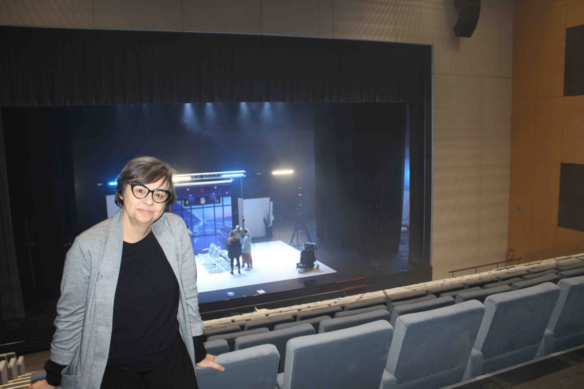 La directora Nina Reglero y de fondo los actores en el escenario de la Casa de la Música y el Teatro, con las pruebas de luz y sonido. Abajo, varios momentos de los ensayos. ENA