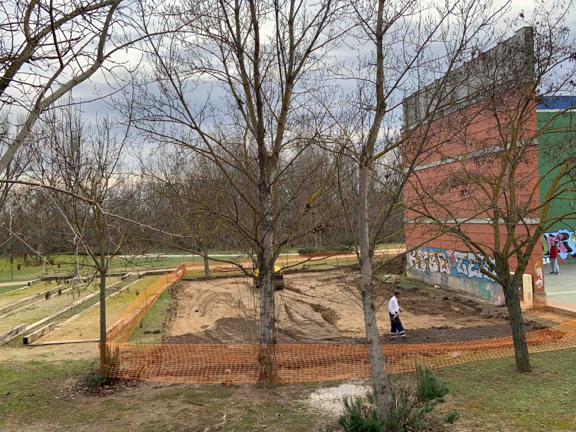 Movimiento de tierras junto al frontón de Arroyo, donde se colocará una pista. ENA