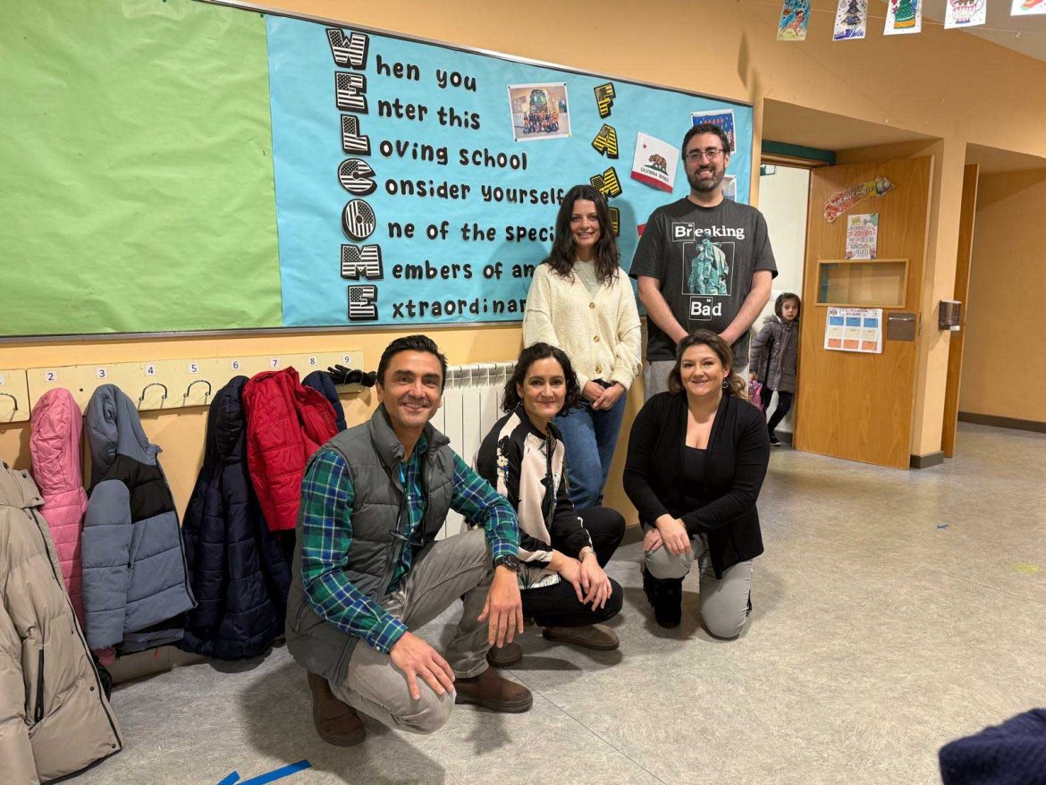Los profesores del CEIP Elvira Lindo que acompañarán a la joven norteamericana en sus clases. ENA