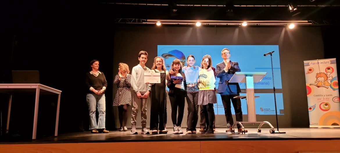 Los alumnos del CEIP Elvira Lindo y la delegada territorial en el centro municipal José Luis Mosquera de Valladolid. ENA