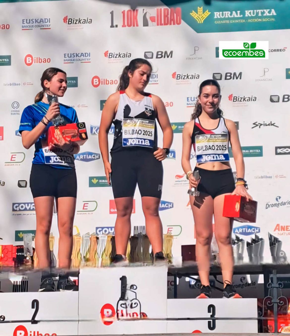 Claudia García Dueñas, en el podio tras recoger su trofeo. ENA