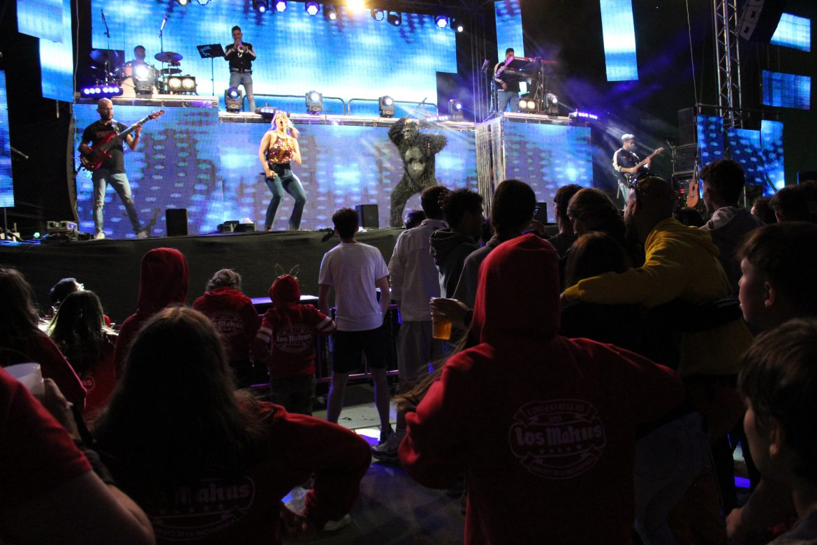 Orquesta en la carpa de las fiestas de San Juan