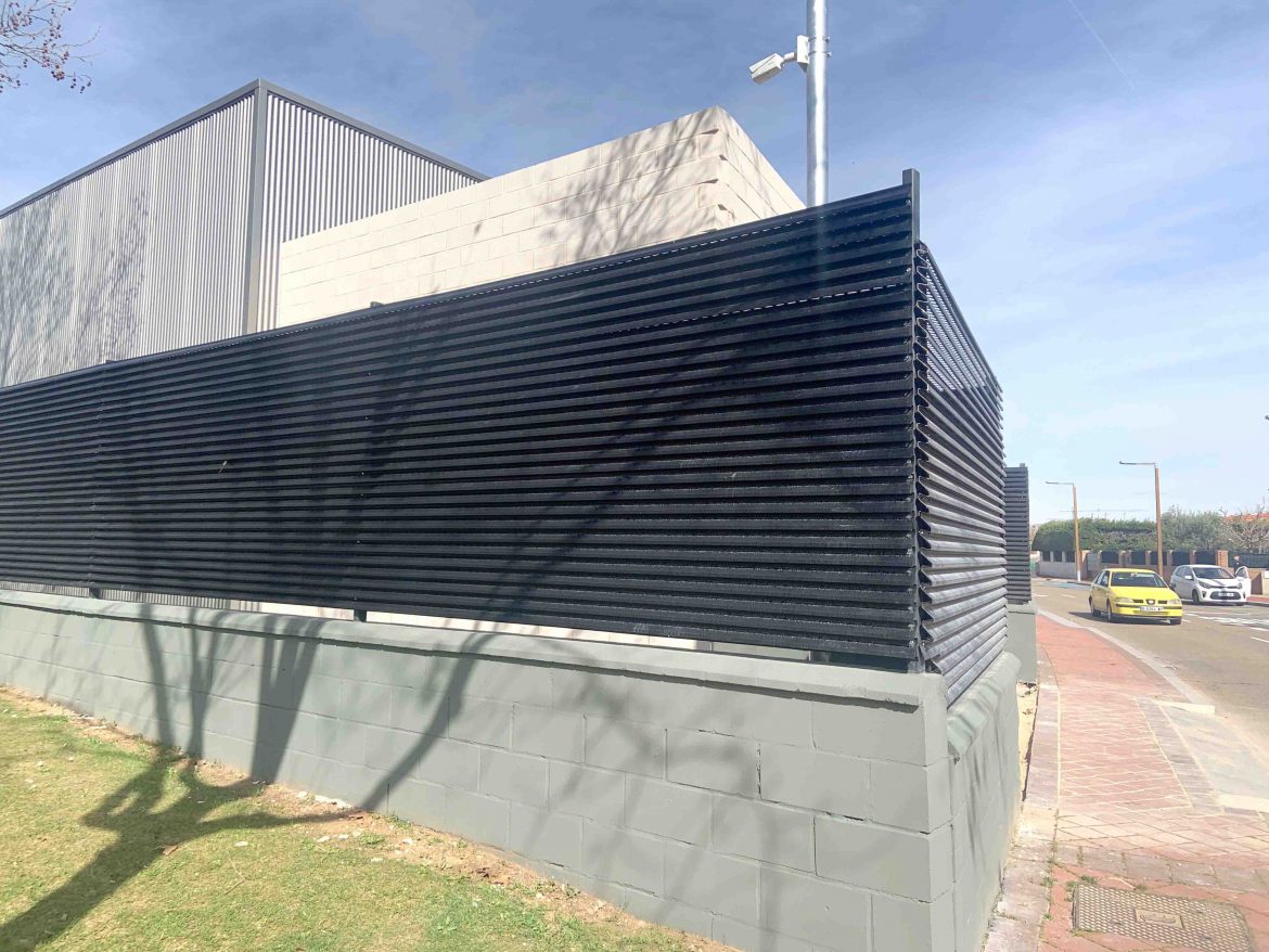 Lateral del nuevo cuartel situado en la Avenida de Colón. ENA
