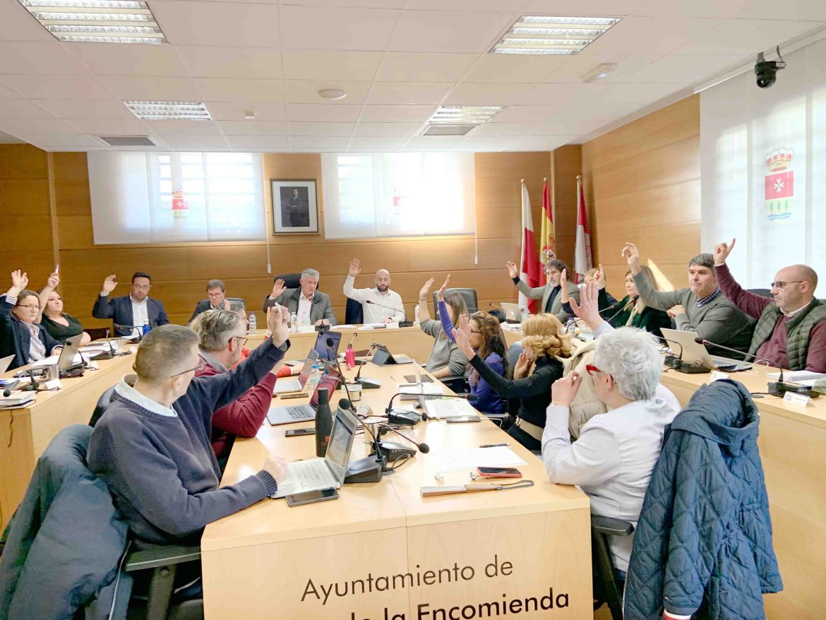 El Pleno de febrero debatió las mociones presentadas por Vecinos, Vox y concejales no adscritos, ubicados en la mesa interior. ENA