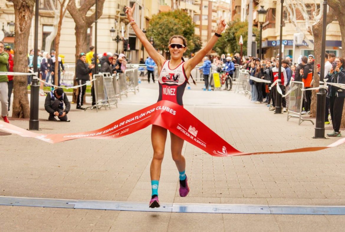 Alba Núñez cruza la meta en primera posición en Albacete. ENA
