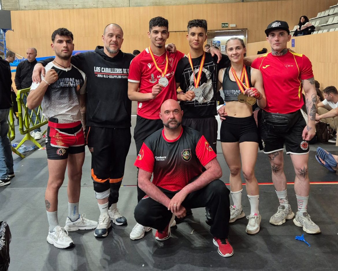 El equipo del club arroyano Caballeros de Oc, con las cuatro medallas conseguidas en Salou. ENA