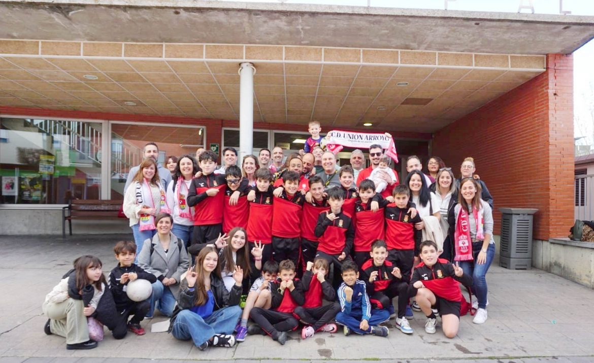 Los jugadores junto al entrenador y las familias posan en el Antonio Garnacho. ENA