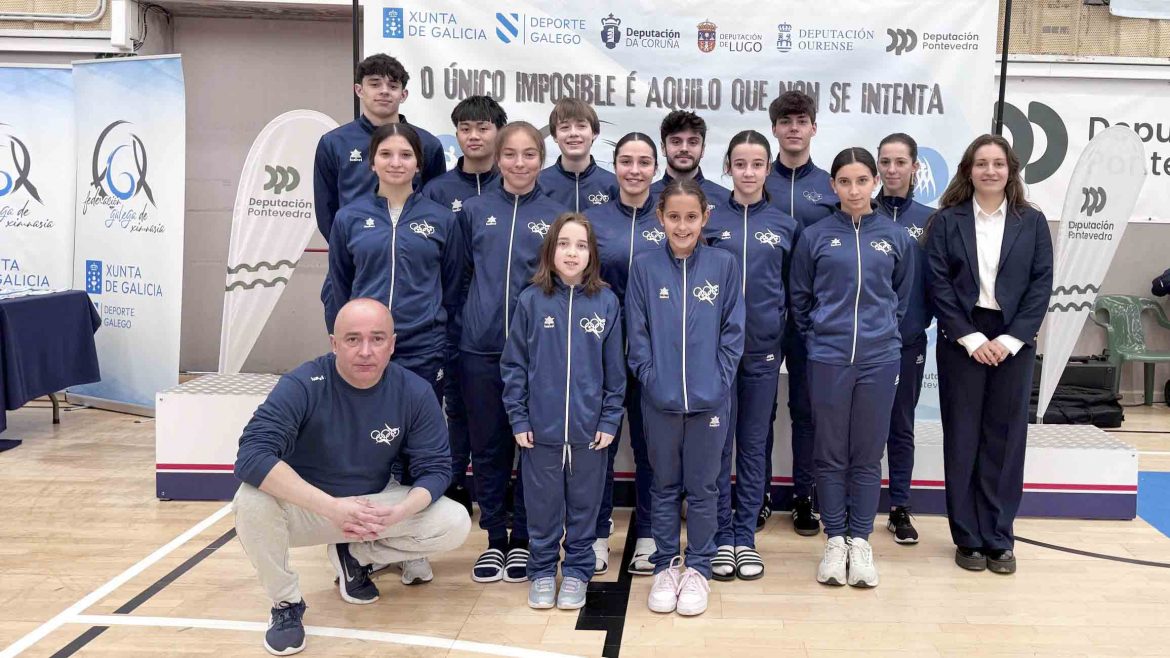 Expedición arroyana en Galicia con el entrenador Samuel Castro al frente de la expedición y la jueza Elsa Gómez, también del Club Arroyo. ENA