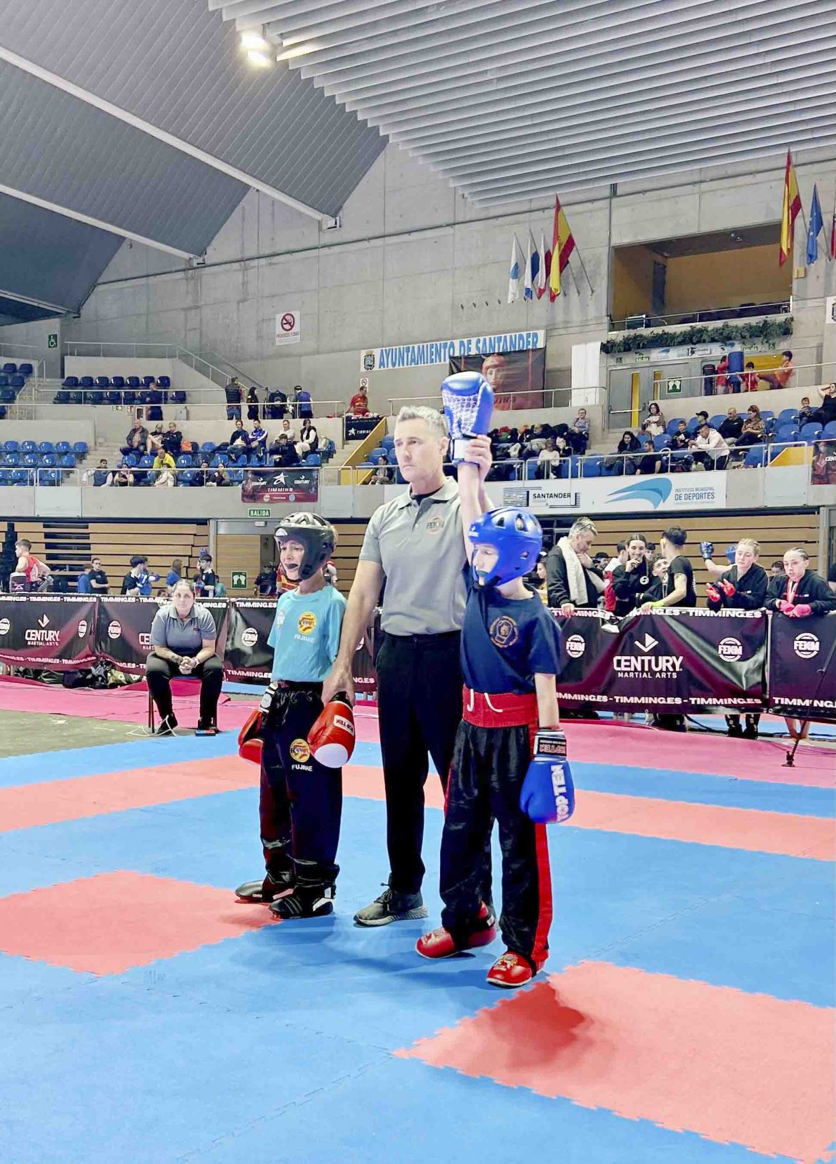 El árbitro levanta el brazo de David Corona tras ganar su combate. ENA