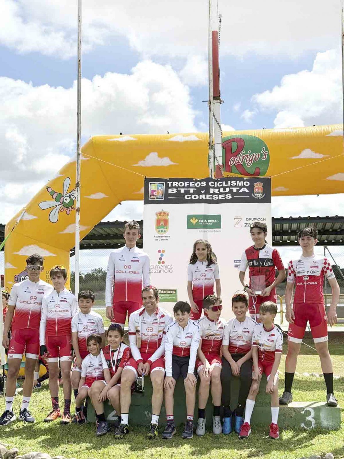 El equipo Collosa en el último circuito de la Copa BTT en la localidad zamorana de Coreses. ENA
