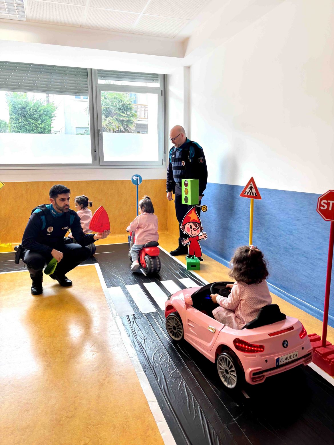 La Policía Local en la Escuela Infantil Mini Cole de La Vega. ENA