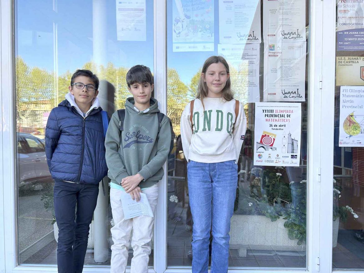 De izquierda a derecha, Álvaro Ruíz, Yago Rodríguez y Aroa González. ENA