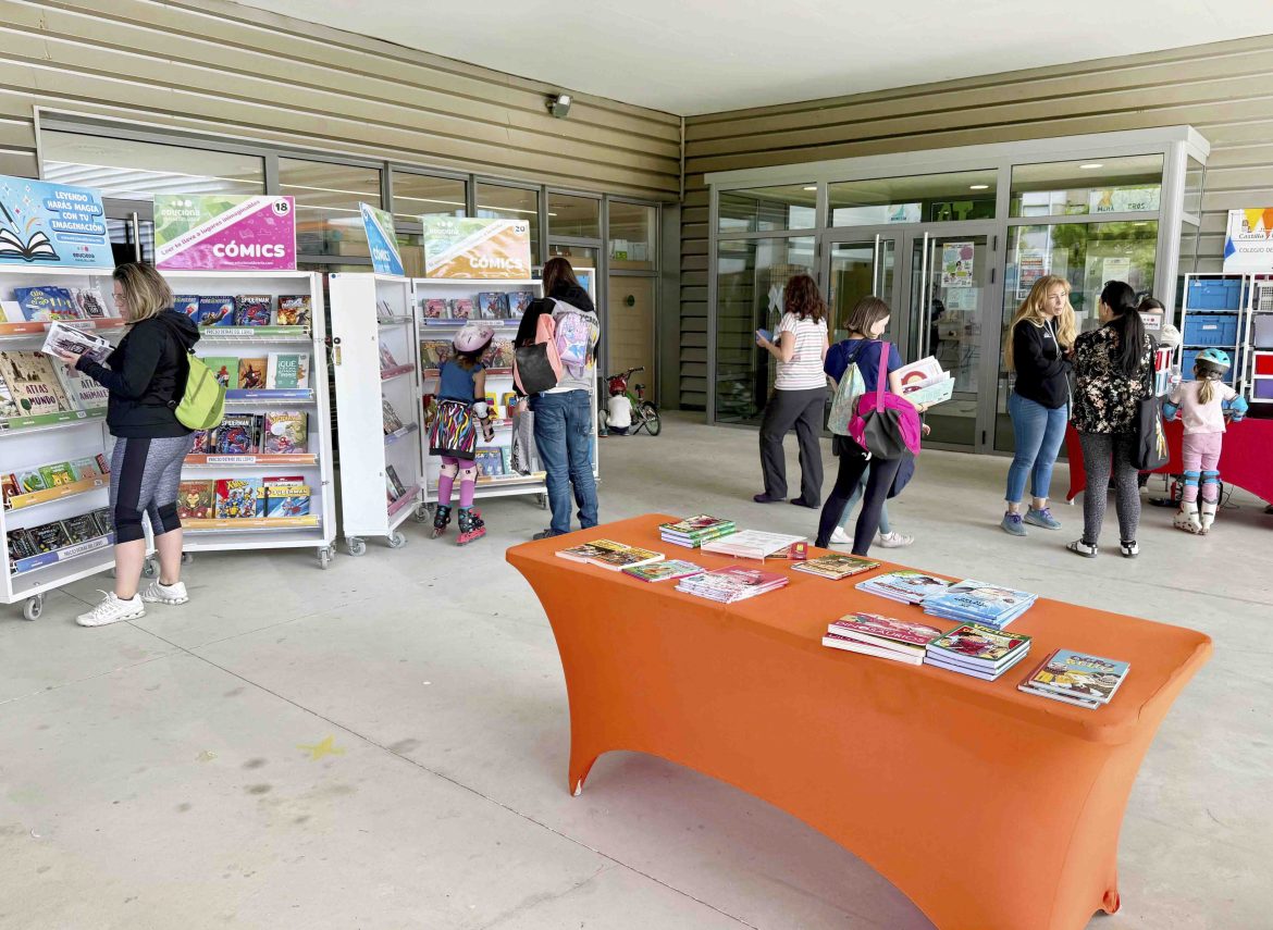 Vecinos y familias en la I Feria del Libro celebrada en el CEO Atenea. ENA