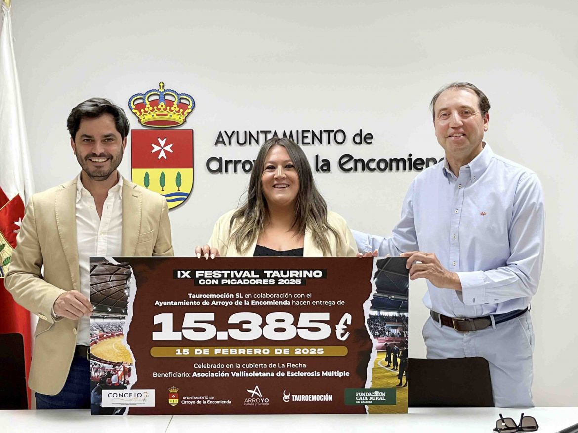 Entrega del cheque en el Ayuntamiento de Arroyo