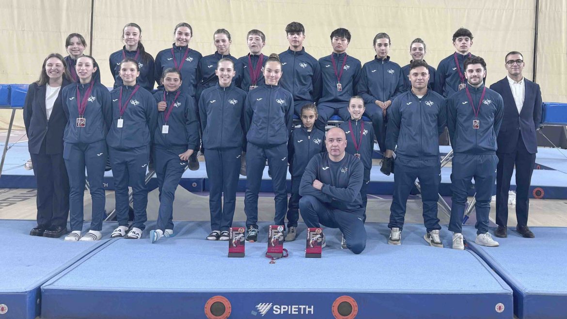 Gimnastas Élite con las medallas individuales y trofeos por equipos Élite