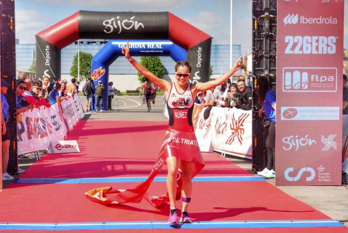 Alba Núñez cruza la meta en primer lugar. ENA