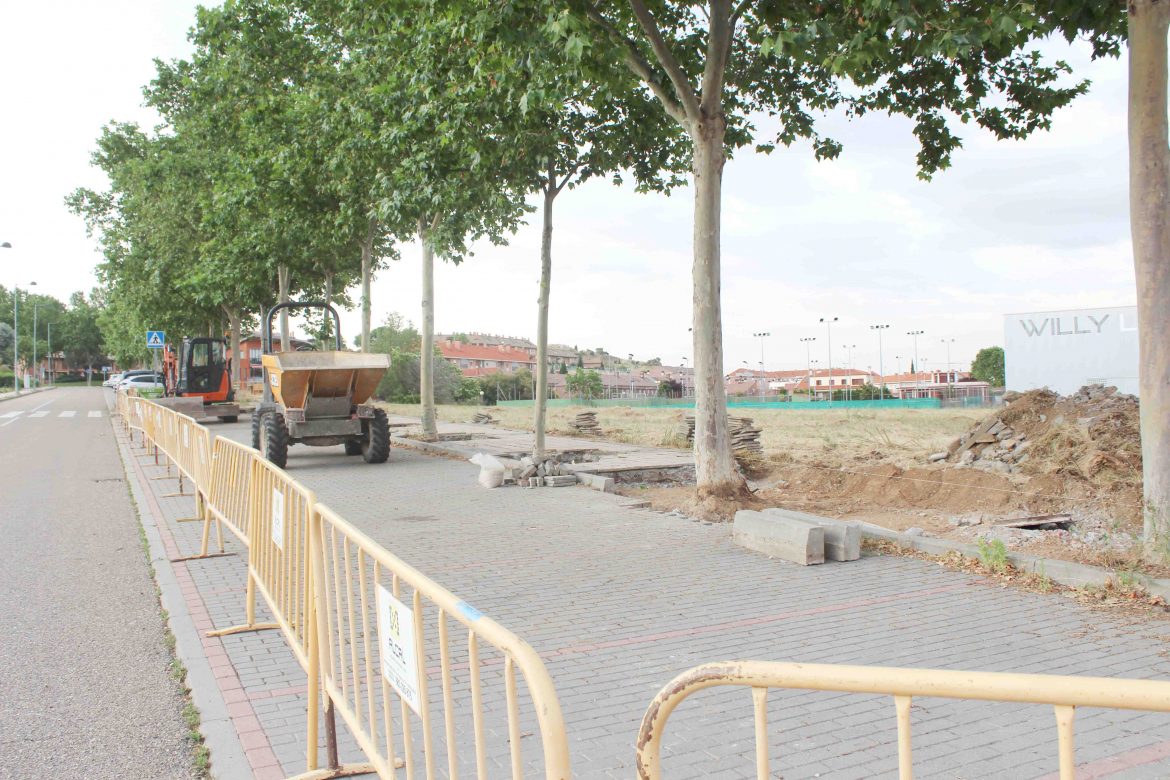 Obras en la calle Dehesilla con la Glorieta de La Flecha, al fondo. ENA