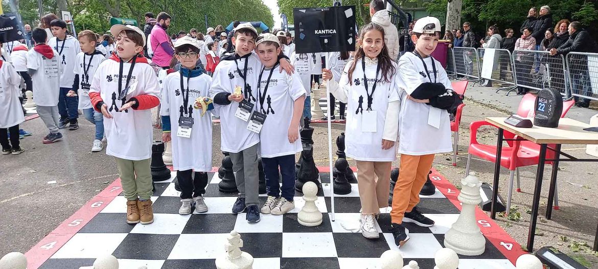 Equipo de Arroyo en el Torneo de Ajedrez Escolar celebrado en la Acera de Recoletos