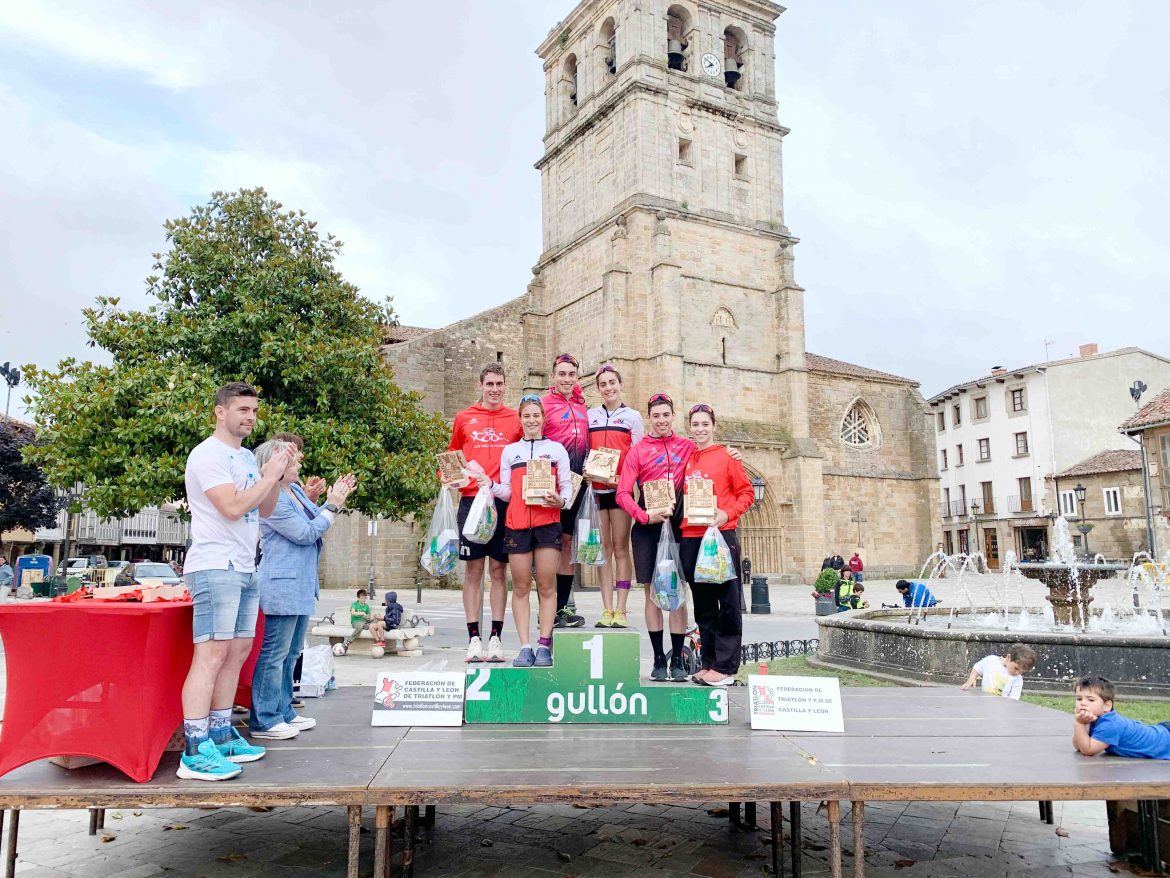Alba Núñez, en lo más alto del podio en la localidad palentina de Aguilar de Campoo. ENA